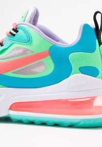 Sneakers med en flerfärgad design i grönt, blått och rosa. Slät mesh och texturerat mockamaterial med en synlig luftkuddessula.