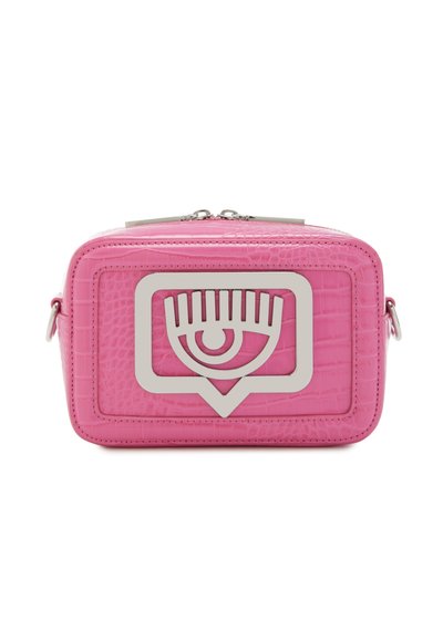 Rechteckige Tasche aus pinkfarbenem synthetischen Leder mit strukturierter Oberfläche, die auf der Vorderseite ein auffälliges silbernes Grafiken-Augen-Design und einen Reißverschlussverschluss aufweist.