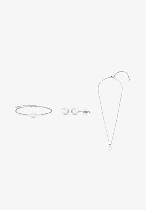Sieradenset bestaande uit een zilveren kettingarmband, zilveren kettinghalsketting en zilveren stud oorbellen. Alle stukken zijn voorzien van ronde witte parelaccenten.