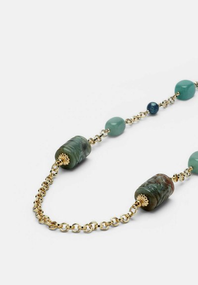 Collier en chaîne d'or avec des perles en pierre polies vertes et bleues, comprenant deux grandes perles cylindriques sculptées avec des capuchons floraux en or.