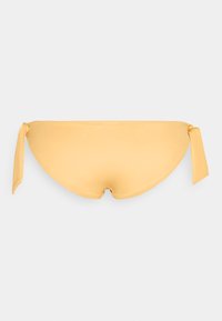 Top de bikini bandeau amarelo com laços de cada lado, textura lisa e um design simples e curvado. Sem padrões ou acabamentos adicionais.