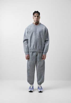 Nike Sportswear M NSW TP TFADV CREW NIKE FORWARD UNISEX - Sweatshirt - grey/smoke grey/cool grey