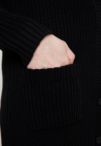 QS Strickjacke - black