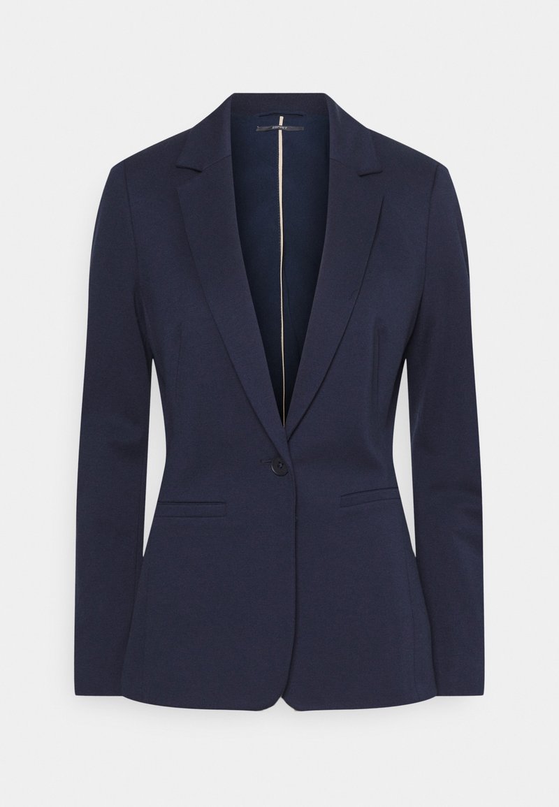 Mörkblå blazer med skräddarsydd passform, enkel knäppning, spetsig krage och två framfickor. Slät tyg och minimala sömdetaljer.