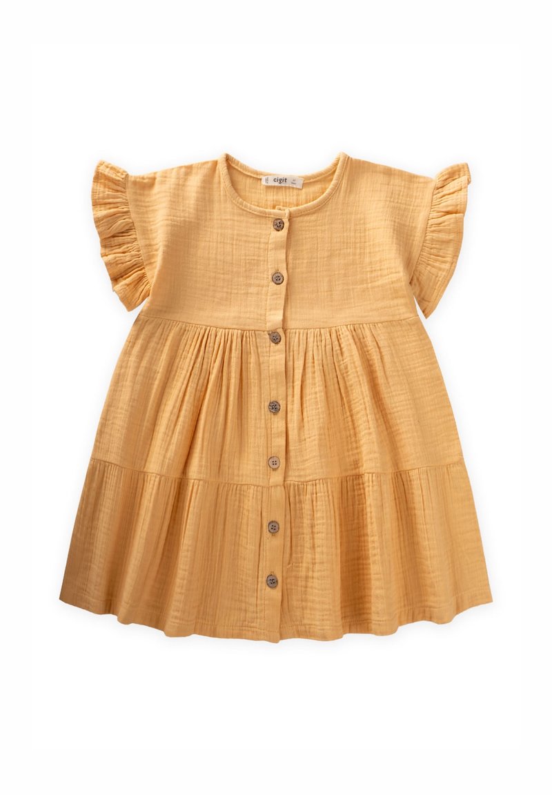 Robe en coton jaune pour tout-petit, avec manches courtes à volants et fermeture à boutons sur le devant avec sept boutons marron.