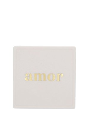 Plat carré en céramique blanche avec le mot « amor » en lettres dorées centré sur sa surface.