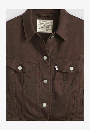 Brun Levi's denimjakke med metalknapper, to brystlommer med klap, og et Levi's-mærke indeni kraven, størrelse small.