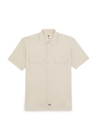 Camicia a maniche corte con bottoni in tessuto beige chiaro, dotata di collo classico, due tasche sul petto e un'etichetta con logo sull'orlo.