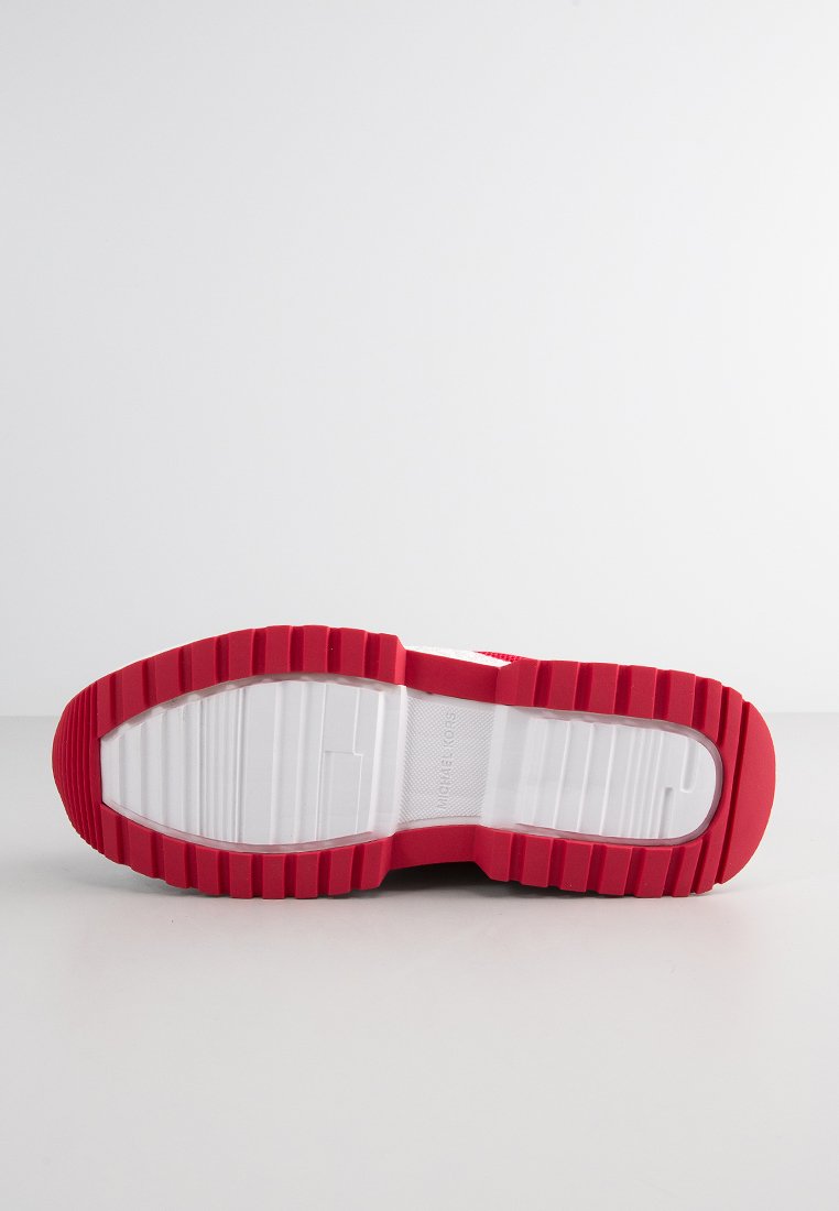 Sneaker rossa con suola in gomma testurizzata; presenta una intersuola bianca e un motivo scanalato per migliorare la presa. Costruzione superiore liscia senza decorazioni.