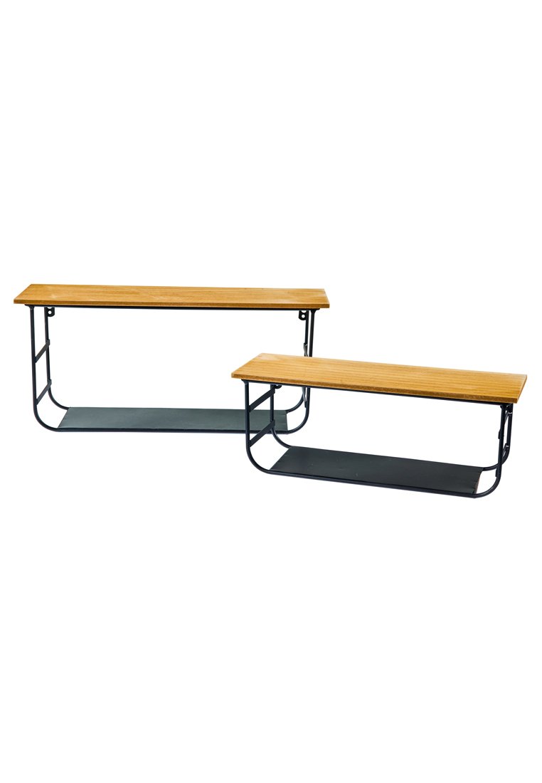 Twee houten banken met zwarte metalen frames en lagere zwarte planken, één grotere en één kleinere, afgebeeld op een witte achtergrond.