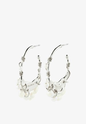 Zilveren oorringen met een textuurdesign, voorzien van witte parelaccenten en gedraaide draaddetails. Lichtgewicht met een moderne vorm.