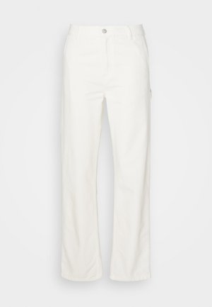 Pantalons droits en coton blanc avec une fermeture à bouton à l'avant, passants de ceinture et poches latérales. Texture lisse sans motifs visibles.