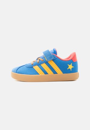 adidas Performance COURT UNISEX - Παπούτσια για τρέξιμο σε δρόμο - bright royal/bold gold-coloured/semi lucid red