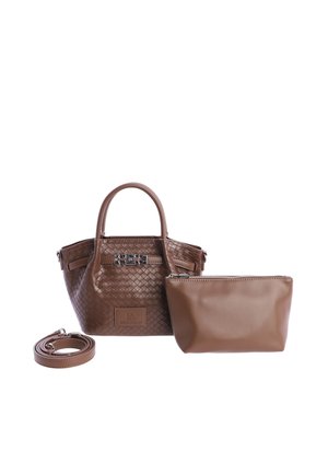 Bolso de mano de cuero marrón con patrón tejido, correa de hombro desmontable a juego y bolsa marrón lisa con cremallera.