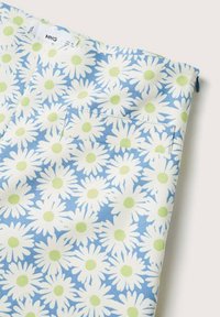 Tissu bleu orné de marguerites blanches au centre vert clair, avec une poche et une étiquette de vêtement MNG.