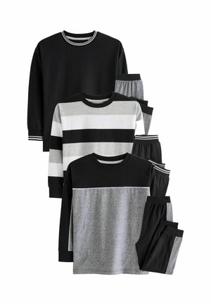 Twee sets kinderloungewear met zwarte, grijze en witte stoffen. Inclusief lange mouwen shirts met verschillende streeppatronen en broeken.