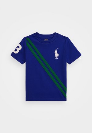 Blaues Baumwoll-T-Shirt mit kurzen Ärmeln, einem grünen diagonalen Streifen, der weißen Nummer 3 am Ärmel und einem weißen Logo eines Reiters.