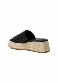 Sandalia negra de tejido con un diseño texturizado en la parte superior, que presenta una suela de plataforma envuelta en yute, de aproximadamente 5 cm de altura, y una suela de goma.