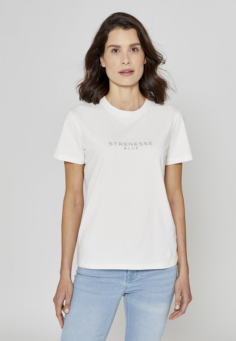 T-shirt en coton blanc à manches courtes, avec un logo imprimé "STRENESSE BLUE" en gris clair au centre. Coupe décontractée et texture lisse.
