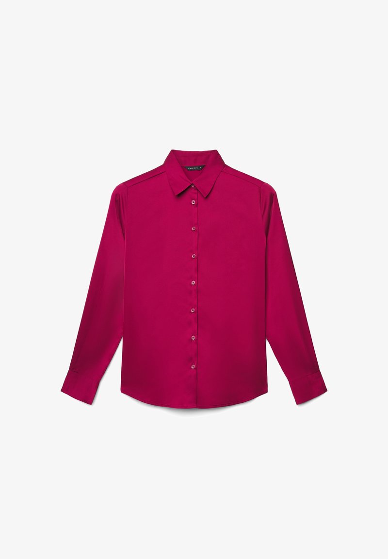 Magenta Bluse mit langen Ärmeln, Knopfleiste, Kragen und enganliegenden Manschetten, flach auf weißem Hintergrund ausgelegt.