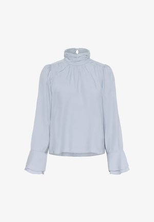 Svijetloplava bluzica dugih rukava s visokim nabranim ovratnikom, napuhanih ramena i raširenih manžeta s slojevitom detaljnom izradom.