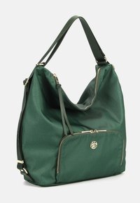 Borsa a spalla sintetica verde con superficie testurizzata, accessori in oro, una tasca con zip frontale e due manici per il trasporto.