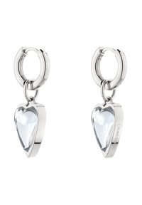 Silverringar med klara hjärtformade kristallpendlar, en hänge graverad med "LIEBESKIND" på sidan.