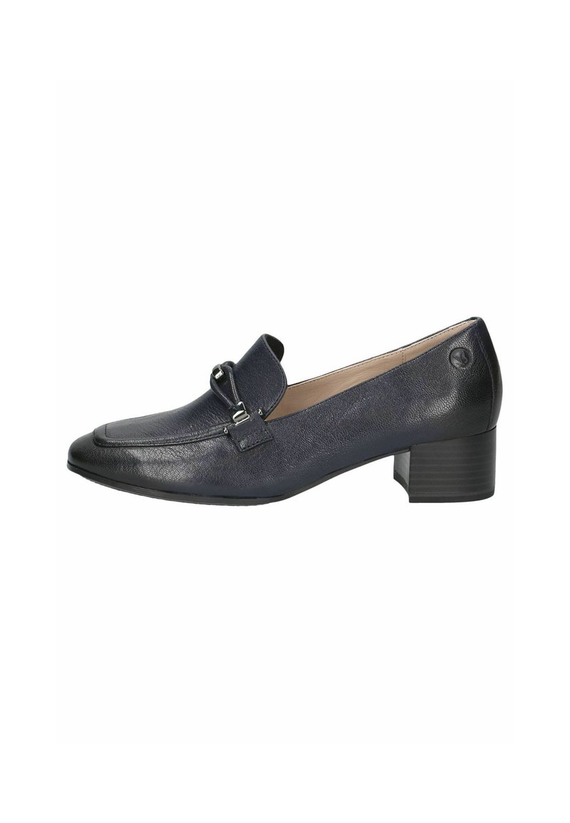 Mocasín azul marino con acabado de cuero texturizado, punta cuadrada, correa decorativa con hebilla y un bajo tacón bloque.