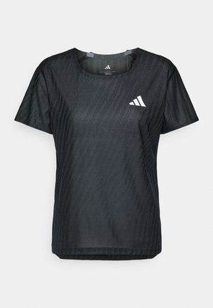 Crna sportska majica s okruglim izrezom, kratkim rukavima i teksturiranim materijalom s suptilnim uzorkom. Na prednjoj strani prikazan je bijeli logo.