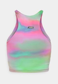 Farverig sportstop med flere nuancer, der viser en gradient af pink, grøn og lilla, med racerback-design og reflekterende logo-detalje.
