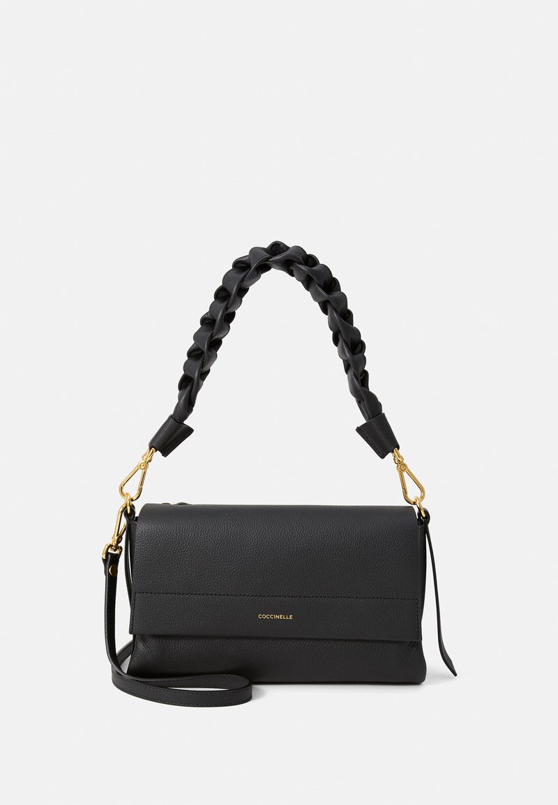 Melnas ādas somas ar tekstūrētu virsmu, ar austu augšējo rokturi, zeltītām detaļām un noņemamu plecu siksniņu.