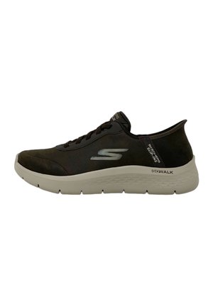 Chaussures de sport en suède noir avec une texture lisse, semelle gris clair et logo sur le côté. Elles comprennent des lacets et un design à enfiler.