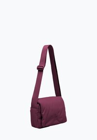 Borsa a tracolla imbottita viola con forma rettangolare, tracolla regolabile e chiusura a pattina. Texture liscia e design minimalista.