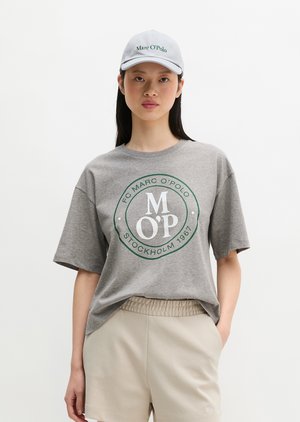 Marc O'Polo CLUB '67 OVERSIZED - Μπλουζάκι με στάμπα - light grey