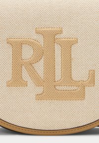 Borsa in tessuto beige con texture, caratterizzata dal logo "RL" stampato in una tonalità più chiara. Forma arrotondata con rifiniture in pelle liscia color cuoio.