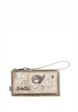 Pochete de pulso de un tono beige claro con una superficie texturizada. En la parte frontal presenta una ilustración de una niña y un logo metálico de "Anekke", con cierre de cremallera.