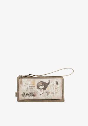 Pochete de pulso de un tono beige claro con una superficie texturizada. En la parte frontal presenta una ilustración de una niña y un logo metálico de "Anekke", con cierre de cremallera.