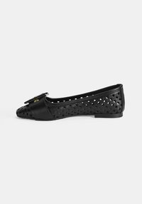 Schwarzer flacher Schuh mit einem offenen Gewebe-Muster, glattem Zehenkappen und dekorativem Schnallendetail. Hergestellt aus synthetischem Material, hat er eine flache Sohle.