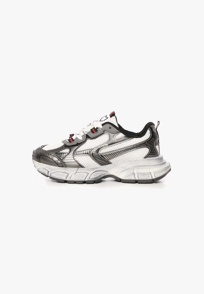 Buty sportowe z białą siateczkową cholewką z czarnymi i srebrnymi akcentami, masywną podeszwą oraz kontrastującymi czerwono-czarnymi sznurowadłami.