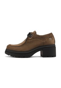Scarpe stringate in suede marrone con punta arrotondata, suola nera antiscivolo e tacco testurizzato. Presentano occhielli in metallo e accento del logo del marchio.
