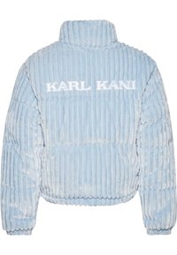 Světle modrá péřová bunda s vertikálním ribbovaným vzorem, vysokým límcem a vyšitým logem "KARL KANI" na zádech. Měkký, nadýchaný materiál.