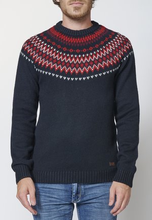 Dunkelblauer Pullover mit einem rot-weißen gemusterten Schulterbereich. Mit gerippten Bündchen und Saum, hergestellt aus einem strukturierten Strickmaterial.