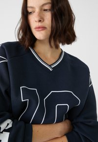 Stradivarius WITH STAR AND NUMBER   - Felpa - mottled dark blue