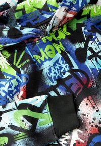 Hoodie coloré avec un motif de graffiti contenant des accents noirs, bleus, verts et rouges. Tissu doux avec des poignets et un col côtelés.