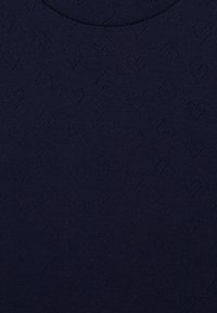 Marinblå stickad tyg med ett strukturerat mönster av små hjärtan, med rund halsringning och en jämn, mjuk textur.