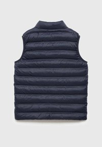 Námořnická modrá péřová vesta s horizontálně prošívanými sekcemi, vysokým límcem a bez rukávů; vyrobena z lehkého, hladkého materiálu.