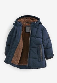 Dunkelblaue Steppjacke mit braunem Fleece-Futter, verstellbarer Kapuze, vorderem Reißverschluss und Druckknopf-Taschen. Geknöpftes Außendesign.