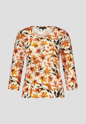 Bloemenprint top met 3/4 mouwen en ronde halslijn, in tinten van oranje, zwart en crème, gemaakt van een lichtgewicht stof.