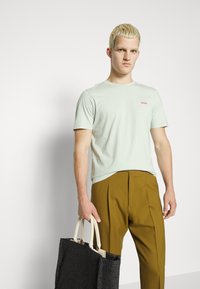 HUGO DERO - T-shirt básica - light pastel green