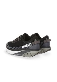 Scarpe sportive nere con una tomaia testurizzata, dettagli grigi e una suola spessa distintiva con il marchio "MBT" e un design antiscivolo.